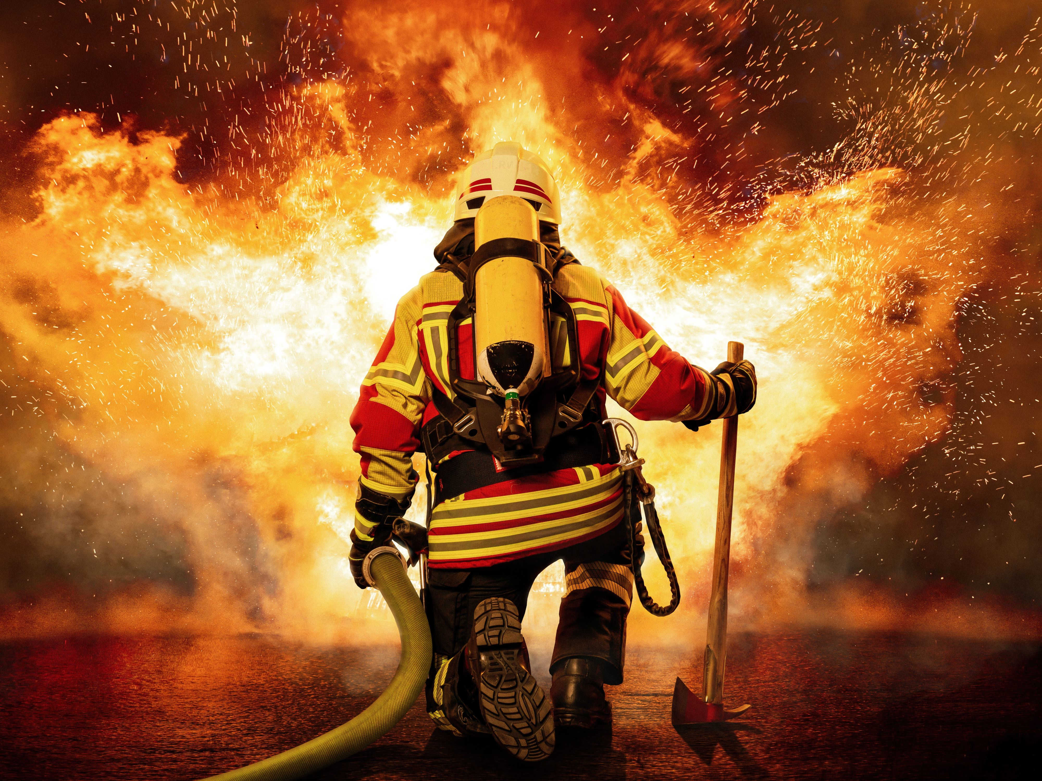 Pompier devant Flames